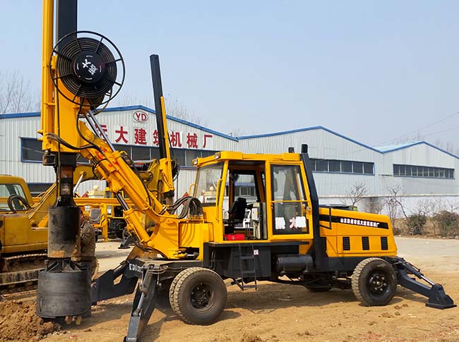 小型輪式旋挖機，適合於房屋建築、道路橋梁施工和建築工地使用。